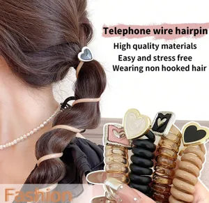 Detailopname van hartversierde spiraalhaarelastiekjes en model met een paardenstaart-accessoire.