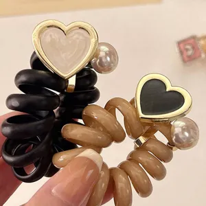 Set van twee hartvormige telefoondraad haarelastiekjes met elegante parelaccenten