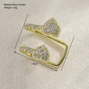 Dettaglio del polsino dell'orecchio a cuore con materiale, peso e misura di 1,8 cm.