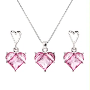 Détail de l'ensemble collier et boucles d'oreilles en cristal rose en forme de cœur