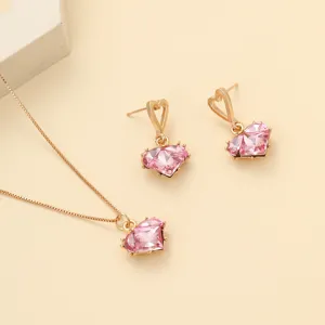 Vue détaillée de l'ensemble de bijoux avec collier et boucles d'oreilles cœur rose
