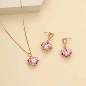 Détail d'un ensemble de bijoux avec collier et boucles d'oreilles en cœur rose