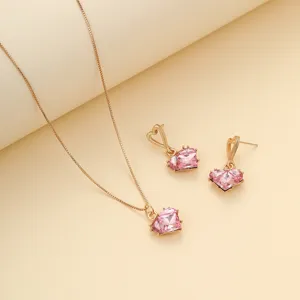 Vue détaillée d'une parure de bijoux cœur rose facettée avec finition dorée élégante