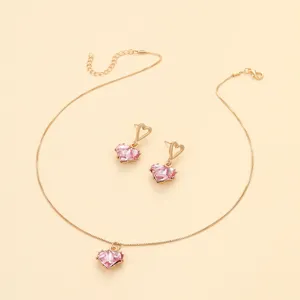 Vue détaillée de l'ensemble collier et boucles d'oreilles en cristal rose en cœur