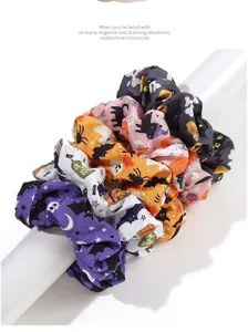 Dettaglio macro di elastici per capelli Halloween con motivi di fantasmi e zucche