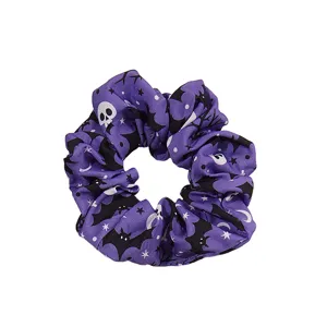 Scrunchie di Halloween viola con stampe festive di teschi e pipistrelli per donna