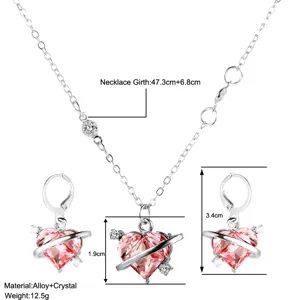 Vue détaillée de la parure de bijoux cœur planète rose avec les dimensions réelles.