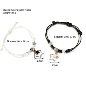 Vista dettagliata con circonferenza di 29 cm e ciondoli a stella dei bracciali.