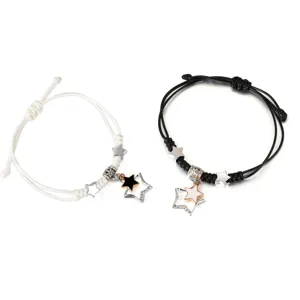 Dettaglio di braccialetti intrecciati bianchi e neri per coppie con ciondoli a stella