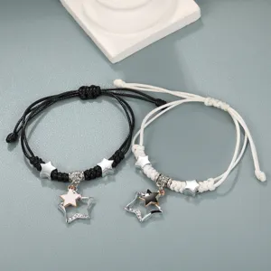 Set di due bracciali con ciondolo a stella intrecciati bianchi e neri regolabili per coppie.