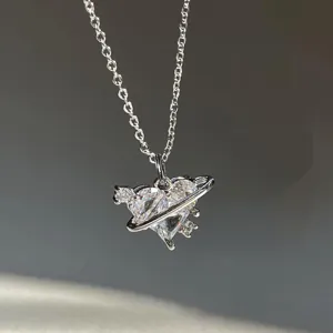 Elegante collana con ciondolo a forma di cuore e pianeta con cristalli brillanti