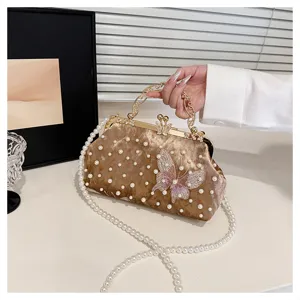 Bolso de noche vintage de terciopelo con mariposa bordada y correa de perlas elegante