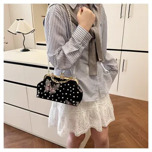 Bolso de fiesta vintage de terciopelo negro con bordado de mariposa y perlas finas.
