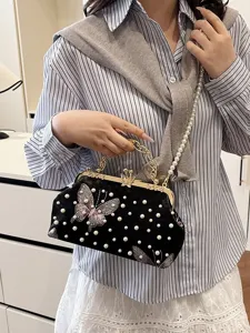 Elegante bolso de mano de terciopelo negro con bordado de mariposa y perlas de gala.