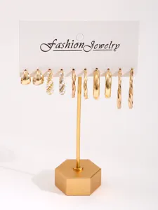 Detailansicht eines 5-teiligen goldenen Creolen- und gedrehten Ohrring-Sets auf Ständer
