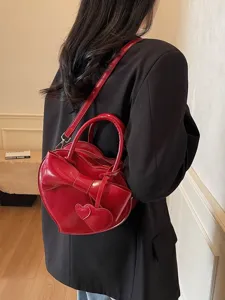 Bolso bandolera rojo en forma de corazón con lazo y textura de cuero para San Valentín