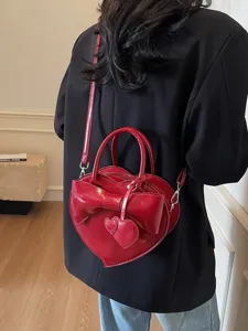 Bolso bandolera rojo con forma de corazón y lazo para regalo de San Valentín