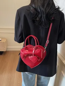Bolso bandolera rojo en forma de corazón con un gran lazo para un regalo romántico