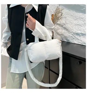 Detail van de witte gewatteerde puffer schoudertas van nylon gedragen door een model