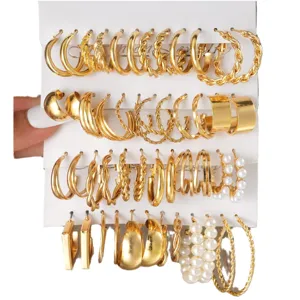Conjunto de pendientes de aro dorados geométricos y perlas de imitación trenzados