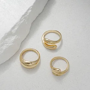 Gedetailleerde weergave van een 3-delige set modieuze gouden onregelmatige open ringen