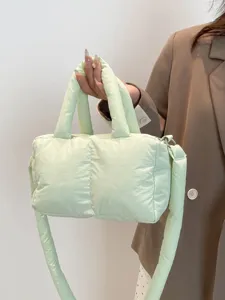 Lichtgroene gewatteerde nylon puffer handtas met gewatteerde schouderband en handvaten