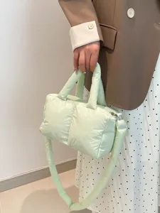 Modieuze mintgroene gewatteerde puffy nylon handtas met een gevoerde schouderriem