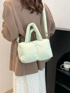 Stijlvolle gewatteerde nylon crossbodytas in muntgroen voor de voorjaarsmode 2025.