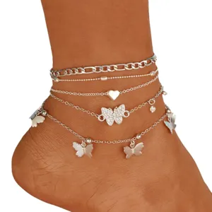 Elegante conjunto de tobilleras multicapa plateadas con dijes de mariposa y corazón.