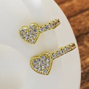 Vista dettagliata di un ear cuff a cuore dorato con pietre lucenti per orecchie senza buco
