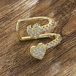 Dettaglio di ear cuff a cuore dorato con pietre scintillanti per orecchie senza buco