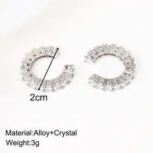 Vista dettagliata dell'orecchino a clip da 2cm con zirconi e specifiche tecniche