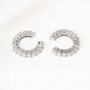 Dettaglio di ear cuff a fila singola con zirconi cubici per orecchie senza buco.