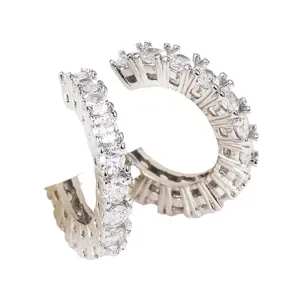 Elegante polsino per orecchio color argento con una fila di scintillanti zirconi cubici