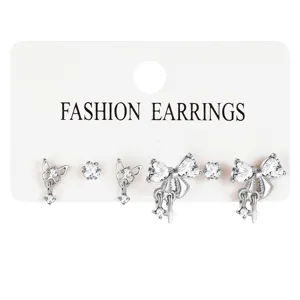 Vue détaillée du lot de boucles d'oreilles argentées avec nœuds et zircons
