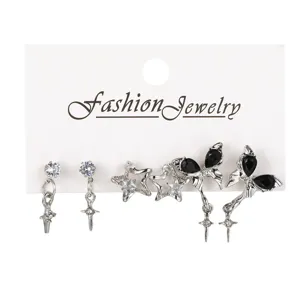 Vue détaillée de l'ensemble de boucles d'oreilles papillon et étoile en argent et noir