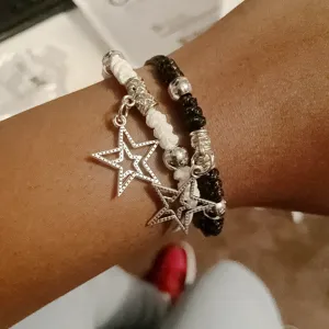 Braccialetti di coppia intrecciati a mano in bianco e nero con ciondoli a stella.