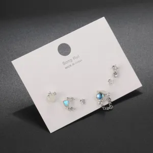 Vue détaillée de cet ensemble de boucles d'oreilles cœur et étoile sur carte