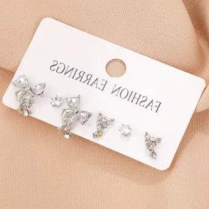 Gros plan détaillé de l'ensemble créatif de boucles d'oreilles cœur et étoile en zircon argenté