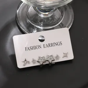 Gros plan d'un ensemble de boucles d'oreilles étoiles en argent avec des oxydes de zirconium