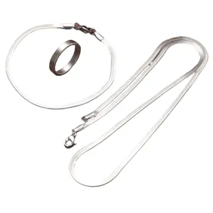 Minimalistisches Edelstahl-Schmuckset mit Schlangenkette, Armband und schlichtem Ring.