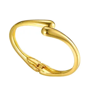 Bracelet jonc doré élégant en forme de goutte d'eau avec finition métallique lisse et ressort