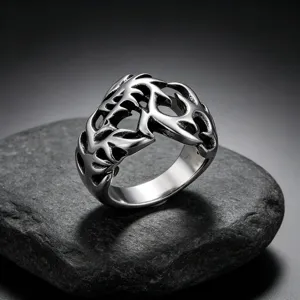 Vue détaillée d'une large bague punk en acier inoxydable avec motif de flamme d'épine.