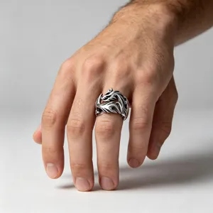 Vue rapprochée de la bague en acier inoxydable style punk évidée sur une main d'homme.
