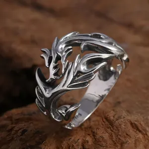Gros plan détaillé de la bague en métal creux style punk avec texture de dragon flamme.