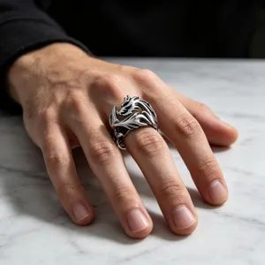 Vue détaillée de la bague en acier titane dragon creux style punk pour hommes, large anneau rétro.