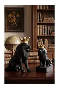 Elegante conjunto de esculturas de leones de resina negra con coronas de oro en oficina