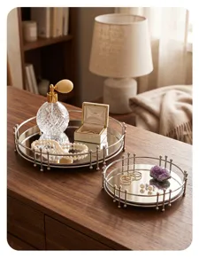 Gedetailleerde weergave van zilveren spiegeltrays voor sieraden op houten tafel