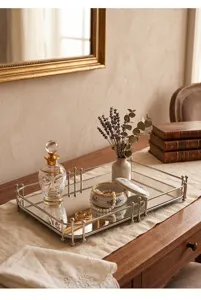 Elegante zilveren rechthoekige spiegelplaat met metalen frame op een bureau