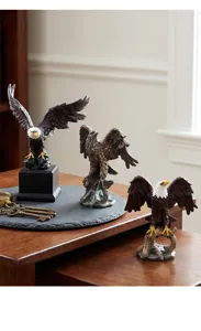 Detailansicht von drei Harz-Weißkopfseeadler-Statuen mit feinen Federmustern auf Tisch